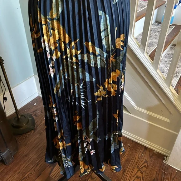 Liquorish pleated zip open back halter dress-Size 8-NWT - Picture 6 of 7